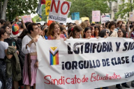 LGTBQ Student Union Group of people holding a banner reading "LGTBI FUERA YA SIN MIEDO - ORGULLO DE CLASE OBRERA, Sindicato de Estudiantes" at a pride event.